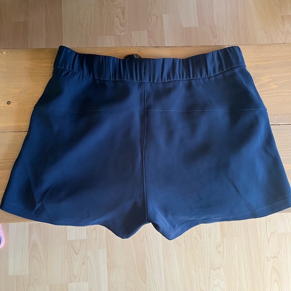 Women’s size 8 lululemon shorts -navy blue - Picture 5 of 5